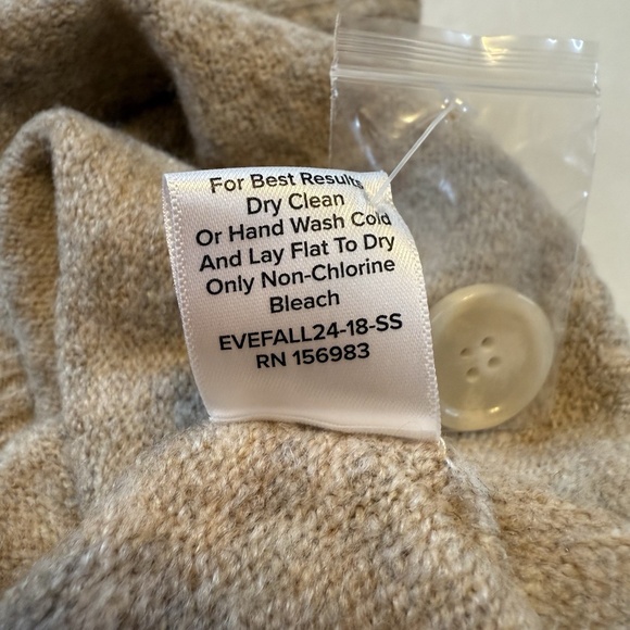 Evereve Anya Cardigan Sweater Size M Oatmeal Tan V-Neck Button Front Knit $108 - Picture 8 of 10